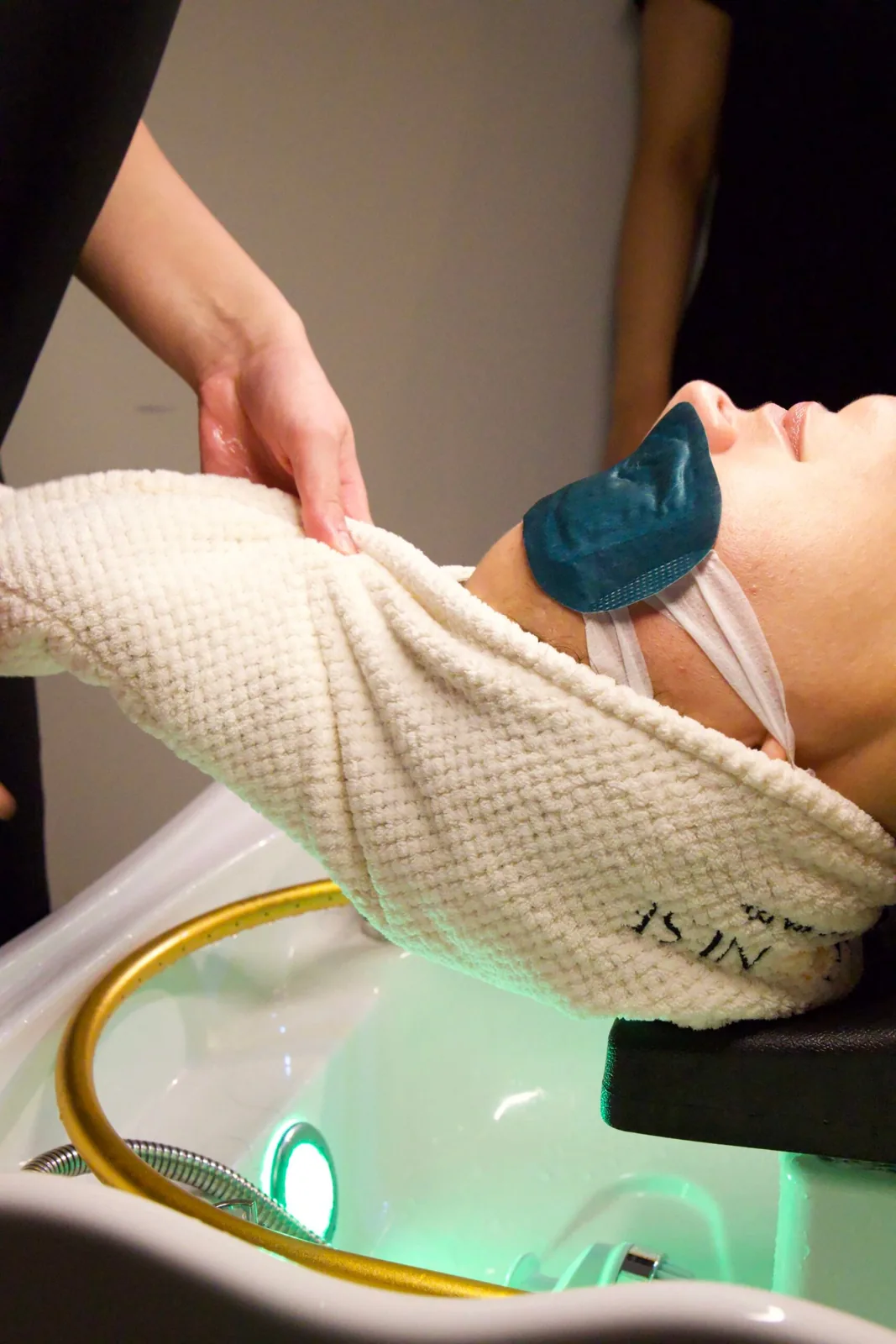 Client relaxing at the basin during a Japanese head spa treatment